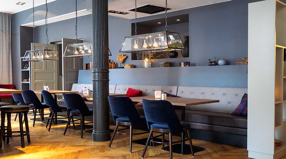 Siddeområde i restauranten med stole og sofaer hos Clarion Collection Hotel Temperance in Malmø